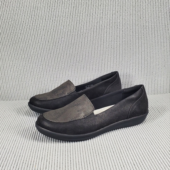 Clarks Shoes - Clarks black loafers